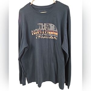 THE NORTH FACE MEN'S BLUE LONG SLEEVE GRAPHIC T-SHIRT. SIZE X-LARGE.